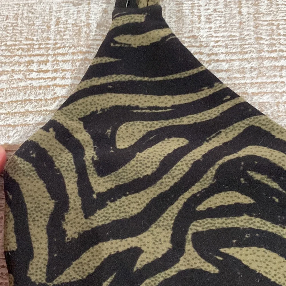 LORNA JANE Size XS Crop Excellent Cond ZEBRA - Picture 2 of 4